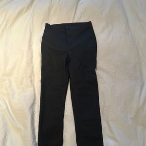 H&M skinny jeans black size 4. Never worn.